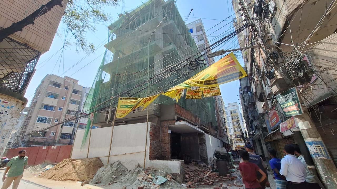 রাজধানীর মিরপুর ২ নম্বরের জনতা হাউজিংয়ে রাজউকের ভ্রাম্যমাণ আদালতের অভিযান। ছবি: সিজেডএন টোয়েন্টিফোর
