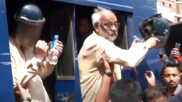‘আমি আওয়ামী লীগার না’ বলেই হেলমেট ছুড়ে ফেললেন আখতারুজ্জামান