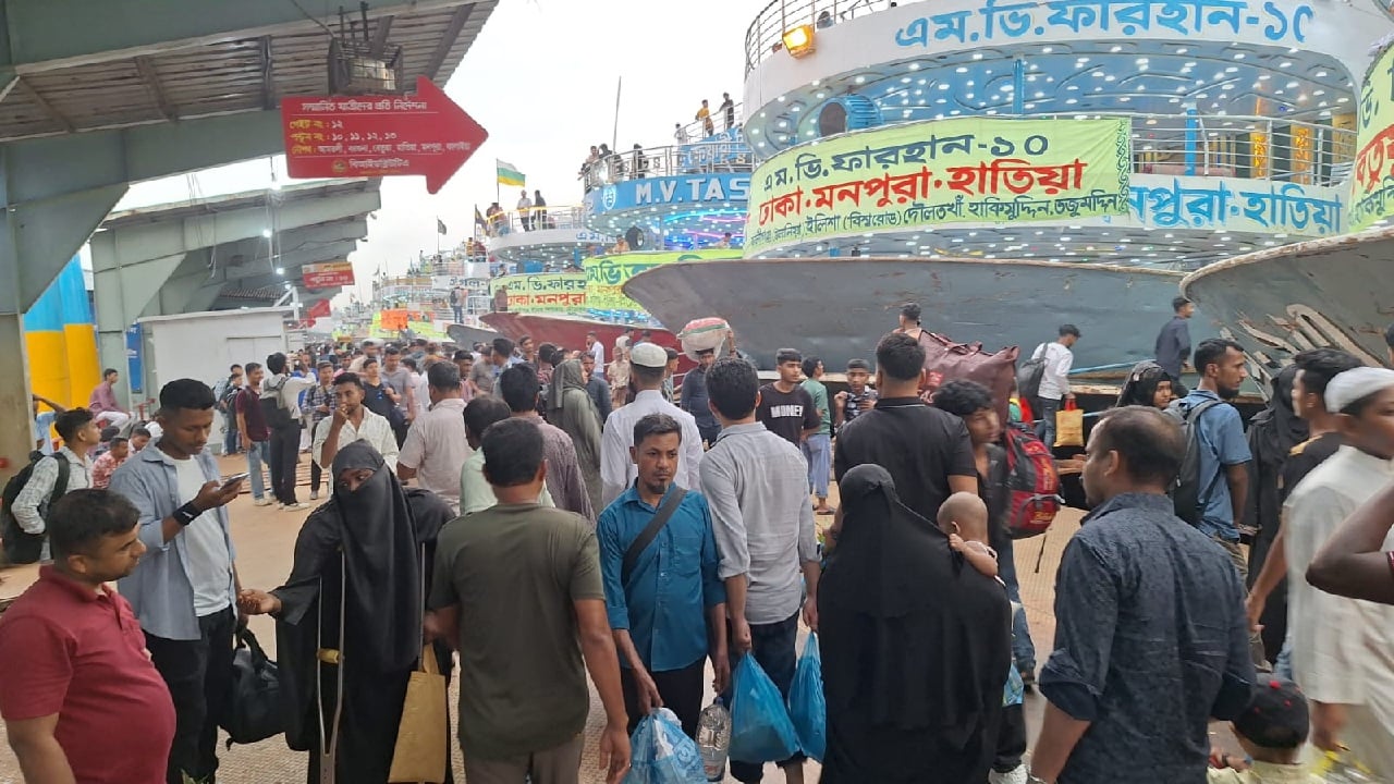 ঘরমুখো মানুষের ভিড়ে সরগরম সদরঘাট