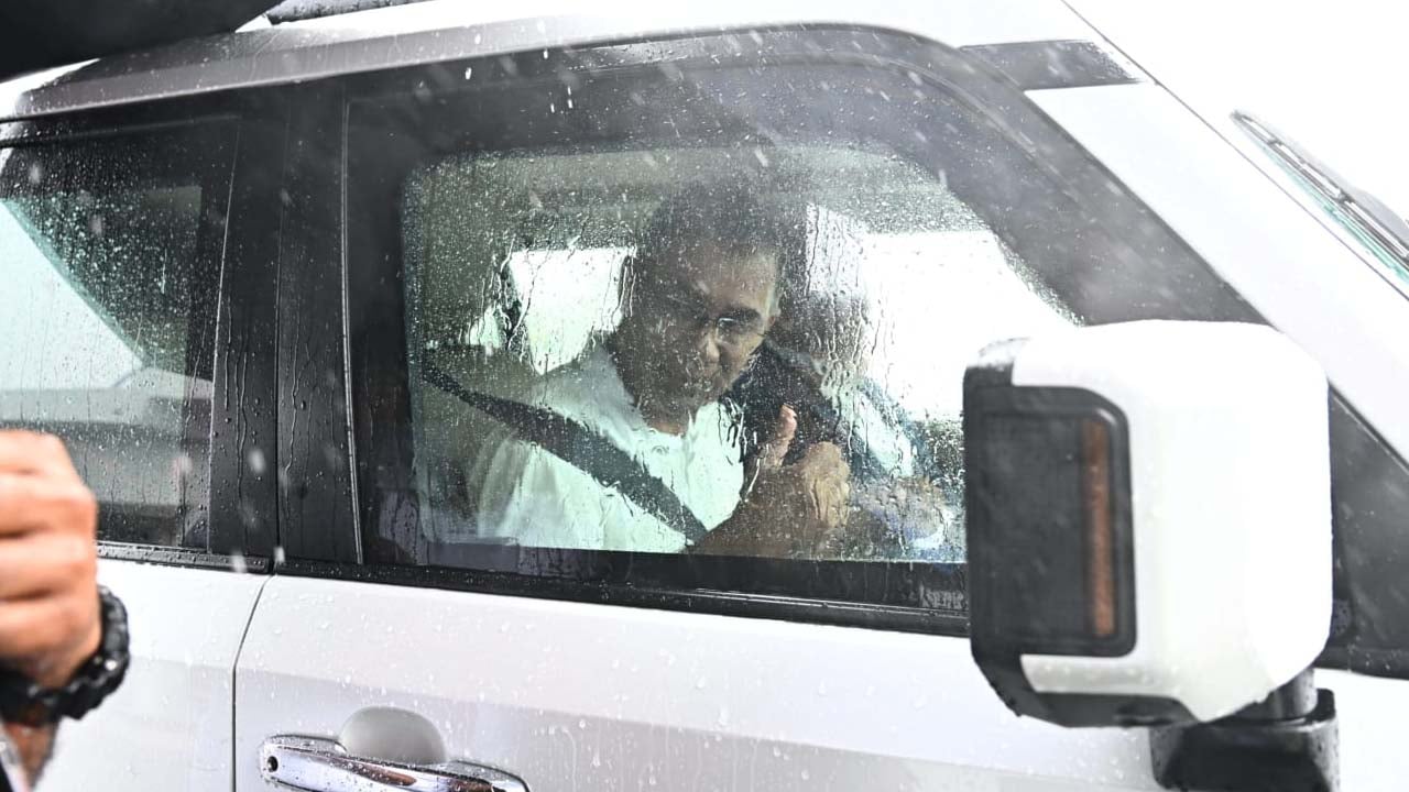 বৃষ্টির মাঝে প্রধানমন্ত্রী নিজেই গাড়ি চালিয়ে চকরিয়ার উদ্দেশে রওনা হন