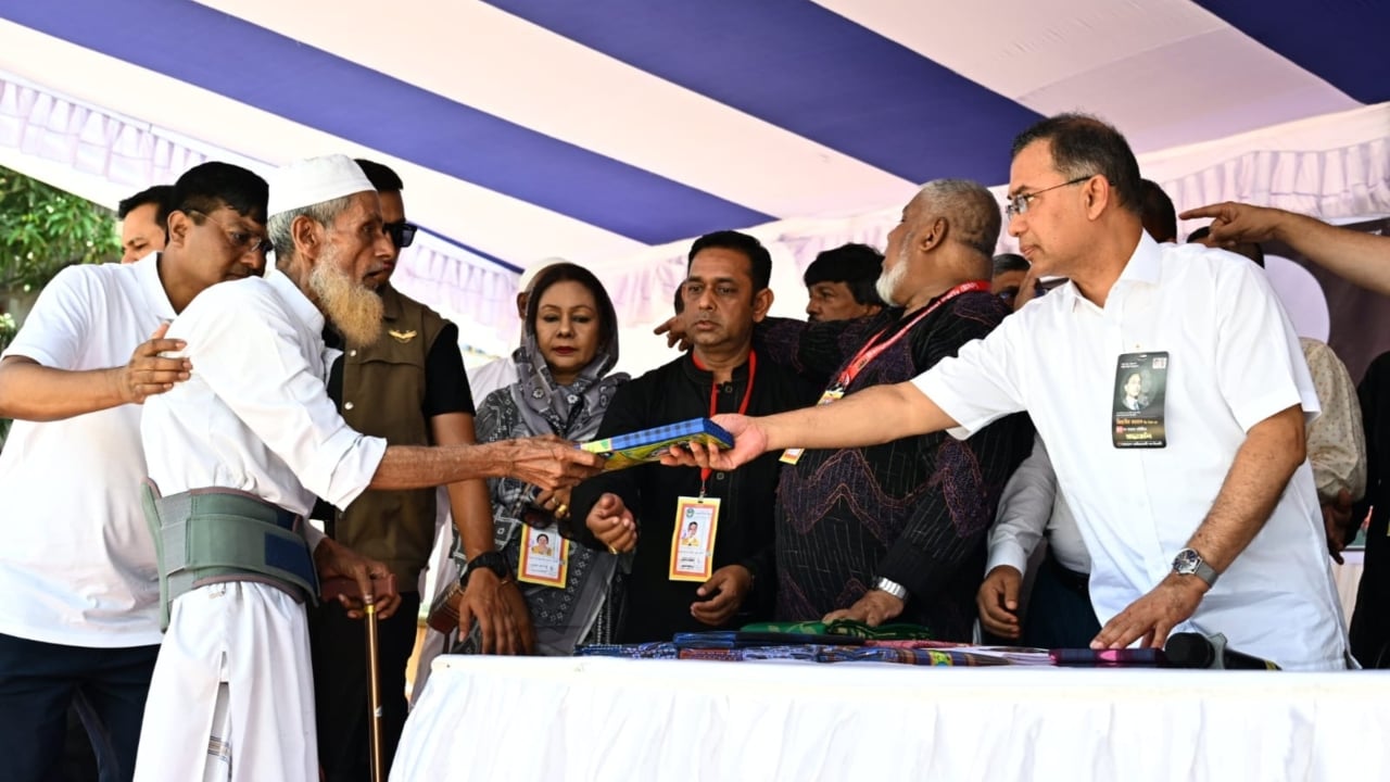 দুস্থদের মাঝে বস্ত্র বিতরণ করলেন প্রধানমন্ত্রী