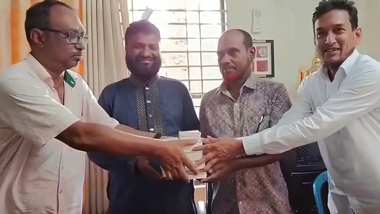বিএনপির ৩ নেতা পেলো ৪ হাজার ভিজিএফ কার্ড