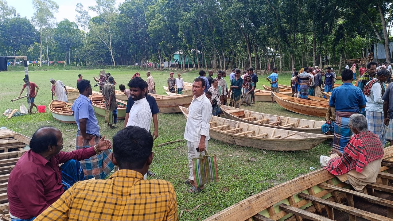 বিদ্যালয়ের মাঠে হাট, তবুও অতিরিক্ত খাজনা আদায়ের অভিযোগ