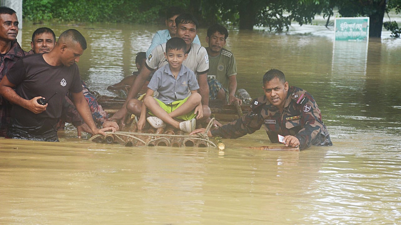 বান্দরবানে বন্যাদুর্গত মানুষের পাশে বিজিবি 3