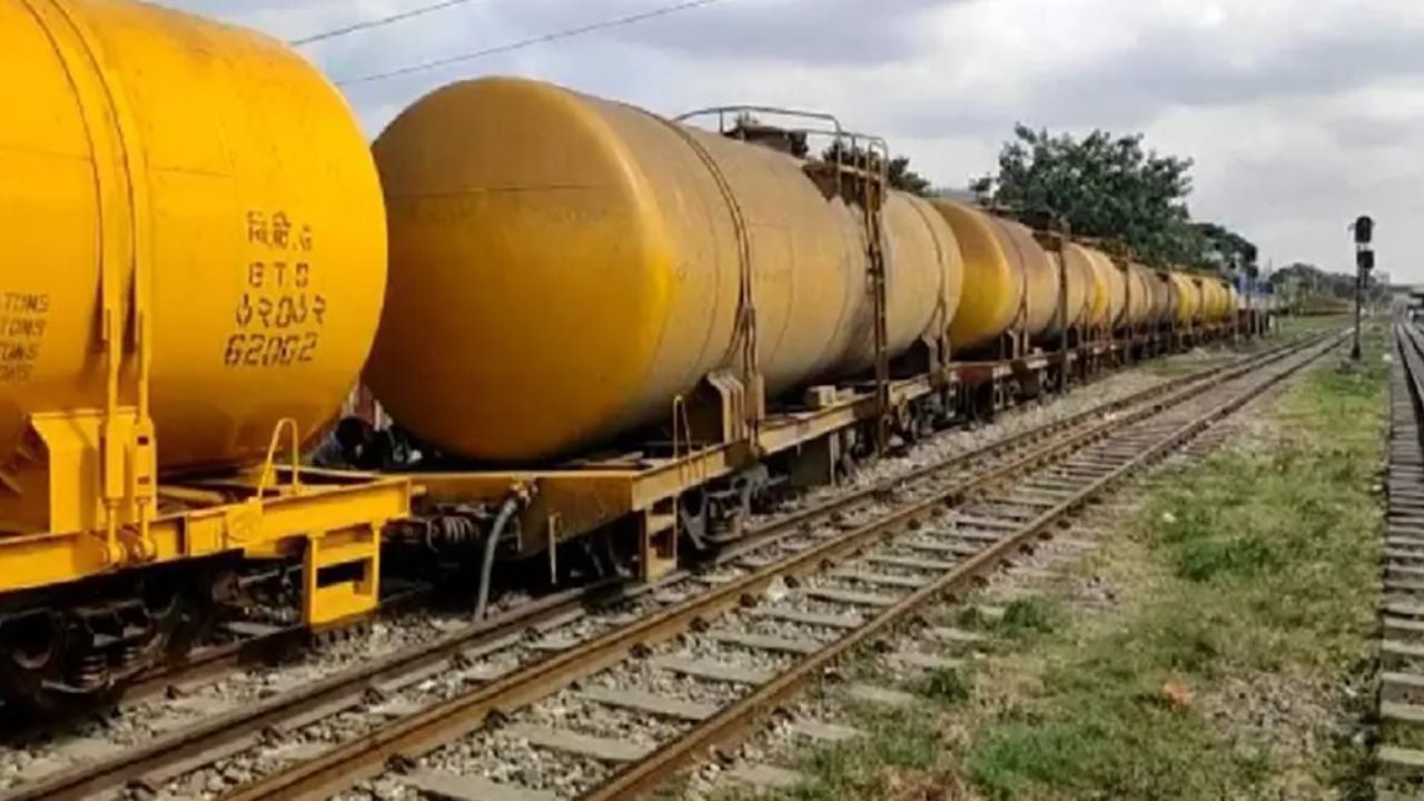 তেলবাহী ট্রেনের বগি লাইনচ্যুত, সিলেটের সঙ্গে সারা দেশের রেলযোগাযোগ বন্ধ