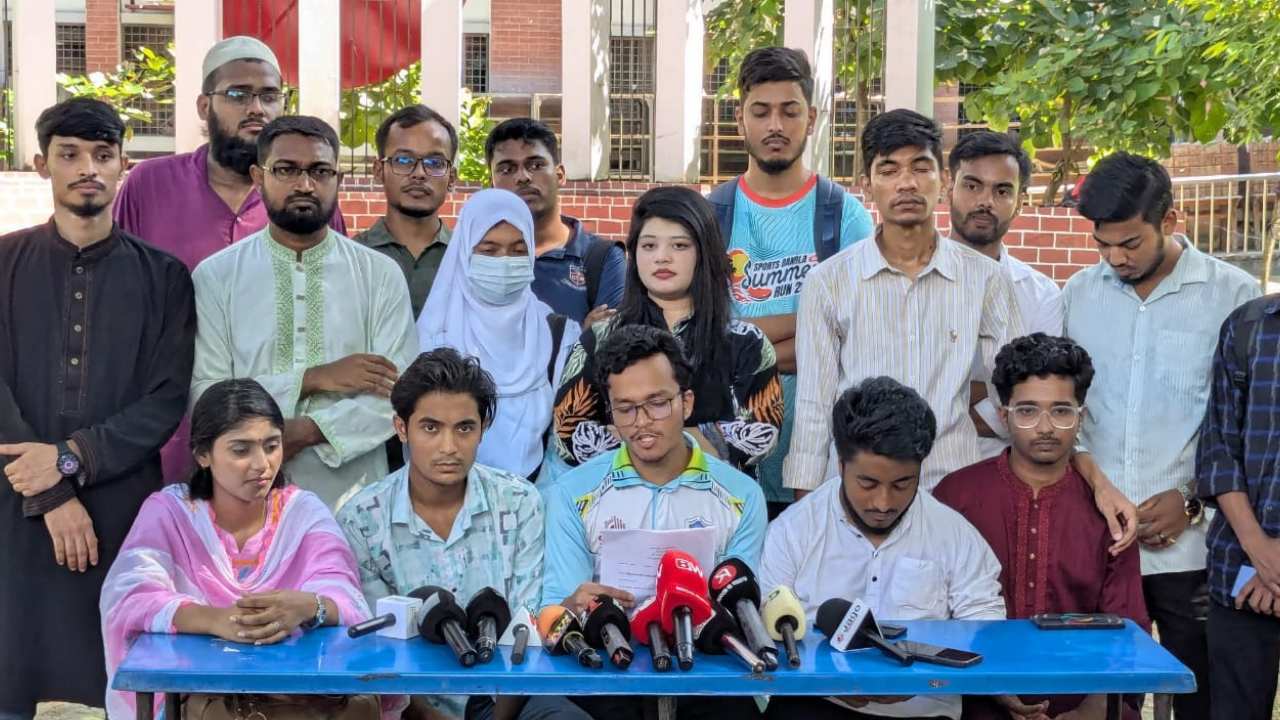 অ্যাকাডেমিক মাইগ্রেশনসহ ১৩ দফা দাবি ঢাকা সেন্ট্রাল ইউনিভার্সিটি শিক্ষার্থীদের