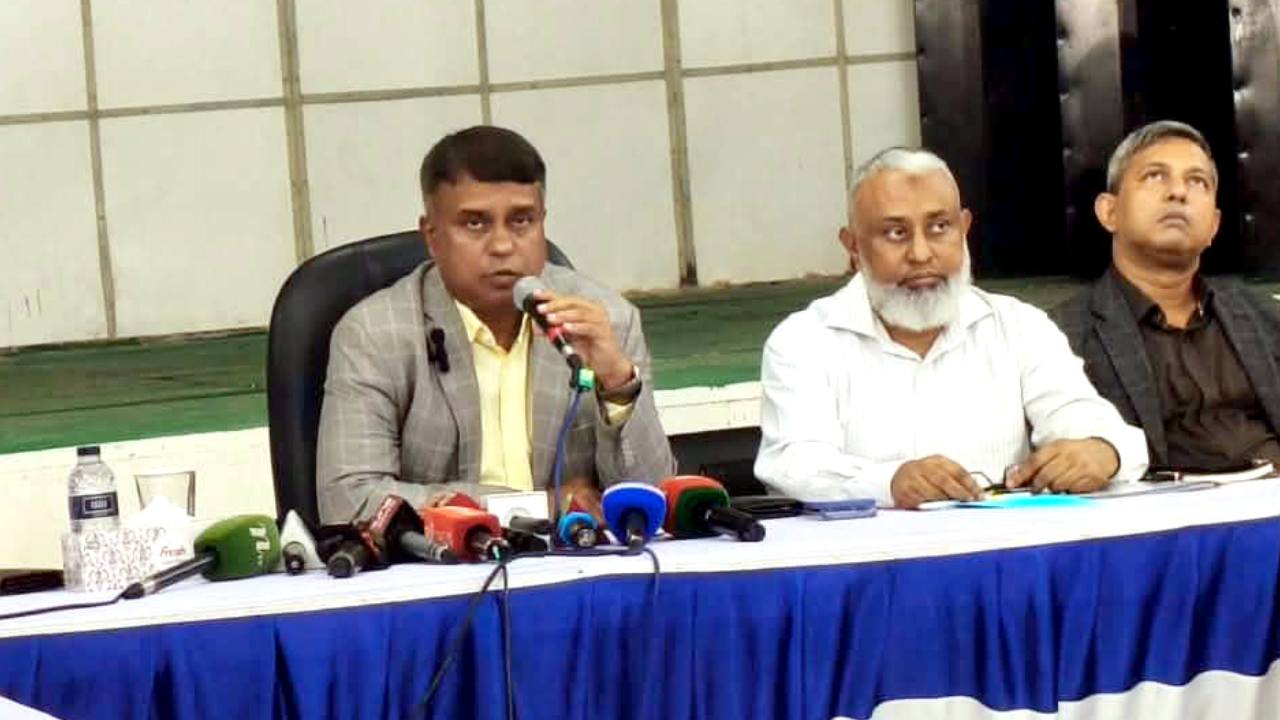 সাংবাদিকদের সঙ্গে কথা বলছেন মোংলা বন্দরের চেয়ারম্যান রিয়ার অ্যাডমিরাল আরিফ আহমেদ মোস্তফা