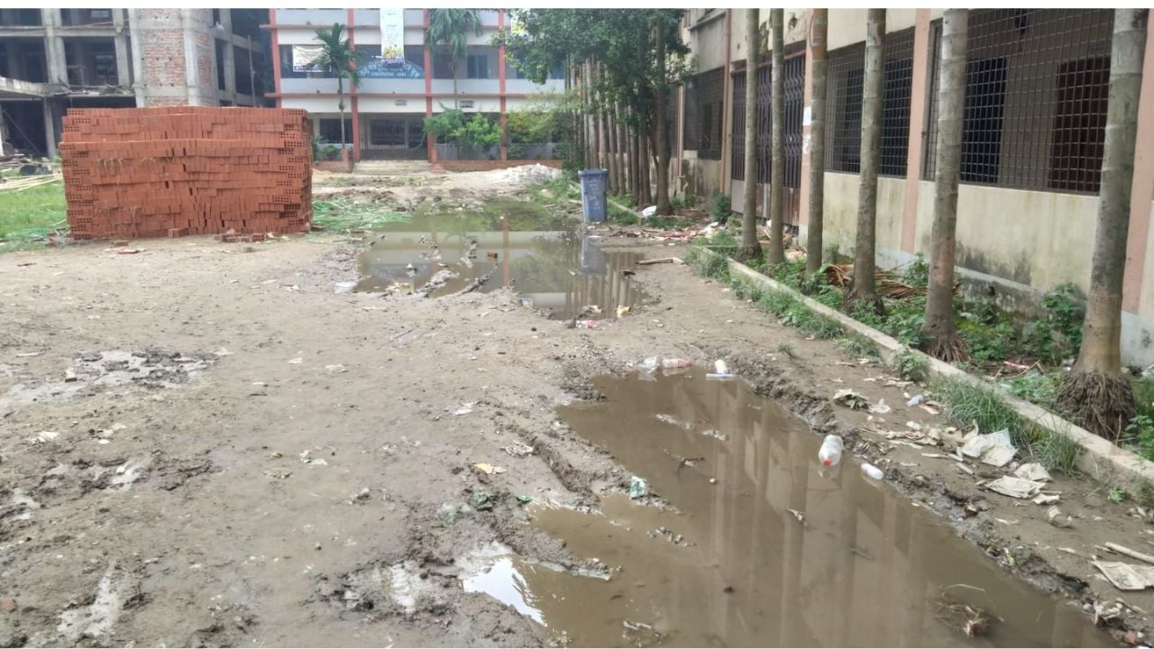 রাজধানীর পুরান ঢাকার আরমানিটোলা সরকারি উচ্চবিদ্যালয়ের মাঠে বৃষ্টি হলেই পানি জমে। ছবি: সিটিজেন জার্নাল টোয়েন্টিফোর