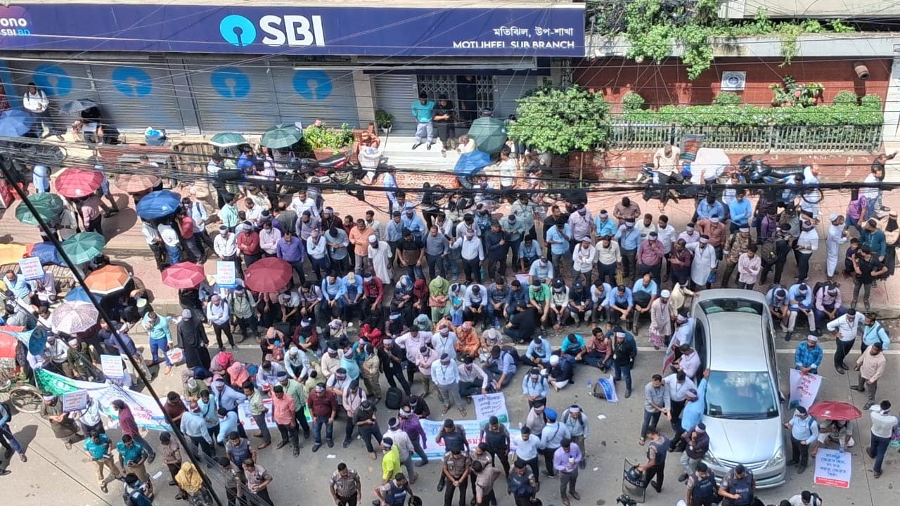 অবস্থান কর্মসূচি পালন করে চাকরিচ্যুত ব্যাংক কর্মকর্তারা