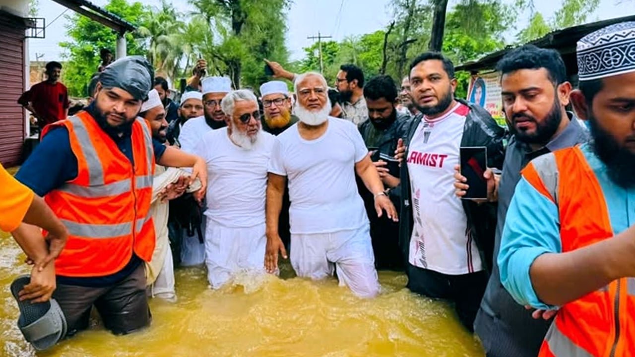 চট্টগ্রামে বন্যার্তদের পাশে বিরোধীদলীয় নেতা ডা. শফিকুর