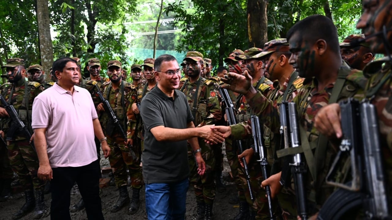 বরিশালে সেনাবাহিনীর মহড়া পরিদর্শন করলেন প্রধানমন্ত্রী