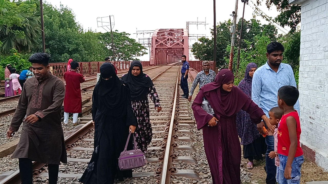 ঐতিহাসিক হার্ডিঞ্জ ব্রিজে দর্শনার্থীরা। ছবি: সিটিজেন জার্নাল