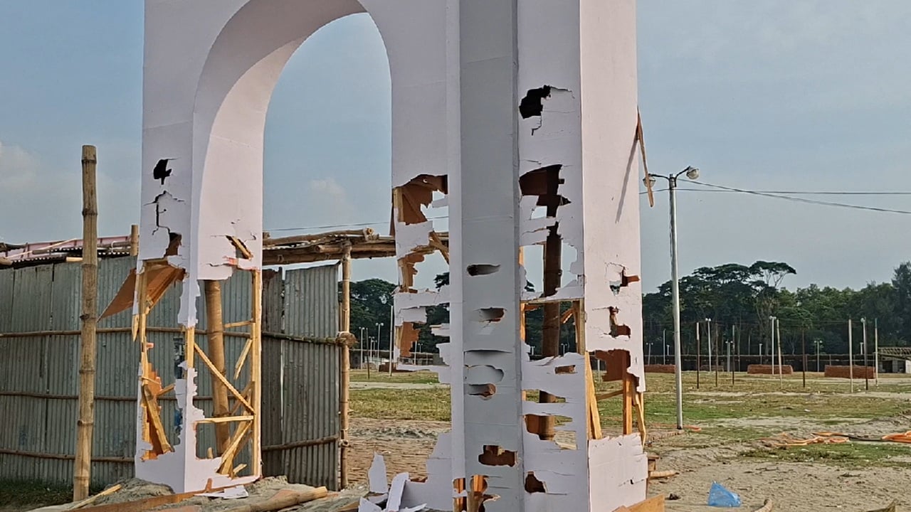 গবেষণার জমি বিশ্ববিদ্যালয়ের কাছে হস্তান্তরের দাবিতে আন্দোলনের একপর্যায়ে এশিয়া আন্তর্জাতিক বাণিজ্য মেলার গেটে ভাঙচুর চালান শেকৃবি শিক্ষার্থীরা। ছবি: সিটিজেন জার্নাল টোয়েন্টিফোর