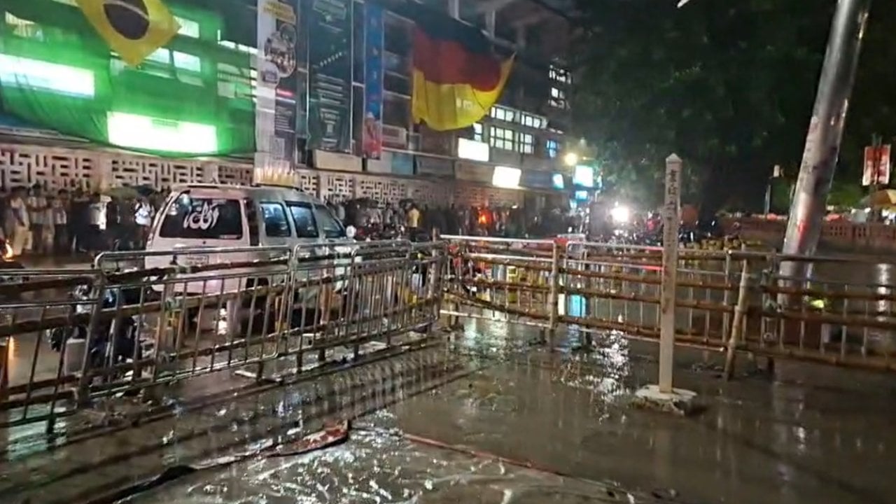 ঢাবিতে বড়পর্দায় বিশ্বকাপ সম্প্রচার স্থগিত: হতাশ শিক্ষার্থীরা