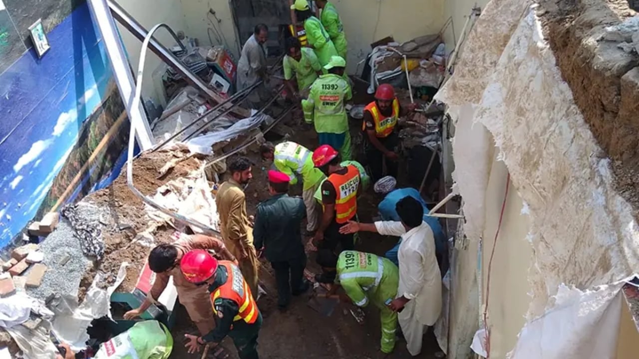 পাকিস্তানে কোচিং সেন্টারের ছাদ ধসে ১৪ শিশু নিহত
