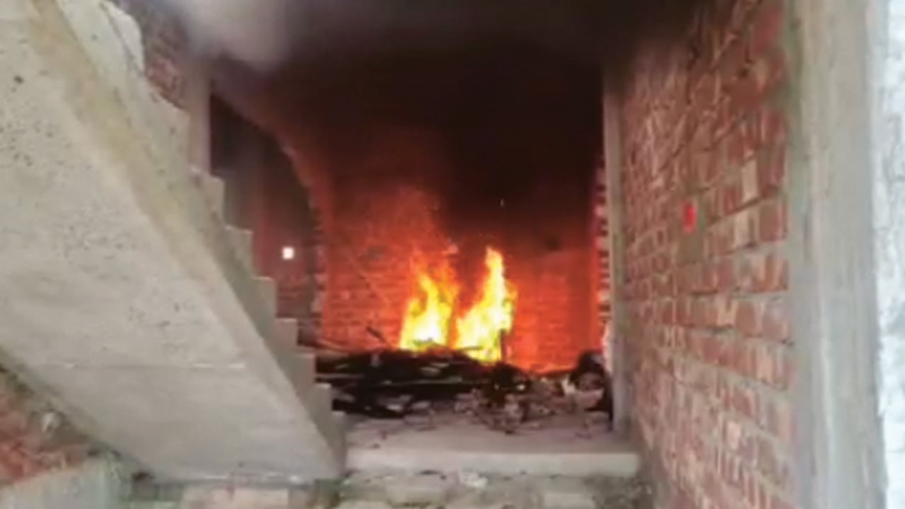 ভাঙ্গায় মাদক ব্যবসার অভিযোগে দম্পতির বাড়িতে অগ্নিসংযোগ