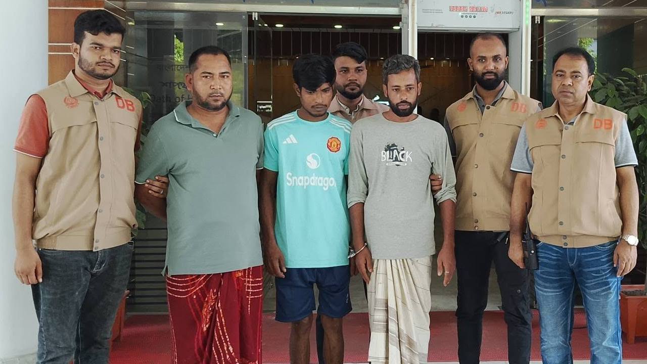 গ্রেপ্তারকৃত চার আসামি। ছবি: সিজেডএন টোয়েন্টিফোর