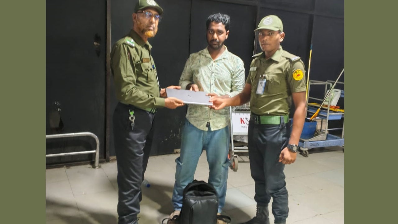 হারানো ব্যাগ উদ্ধার করে প্রবাসীকে দিলেন আনসার সদস্যরা