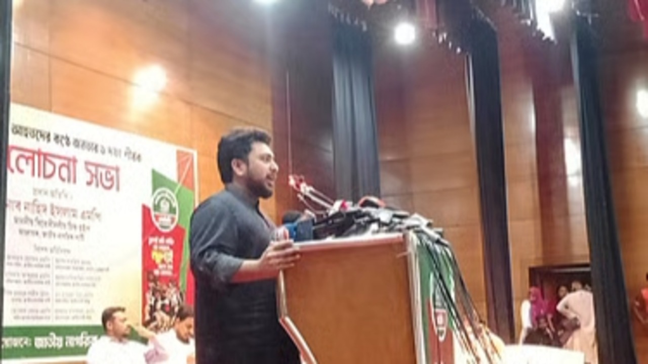 শেখ হাসিনা দেশে ফিরলে বিমানবন্দর থেকেই ফাঁসির মঞ্চে: নাহিদ