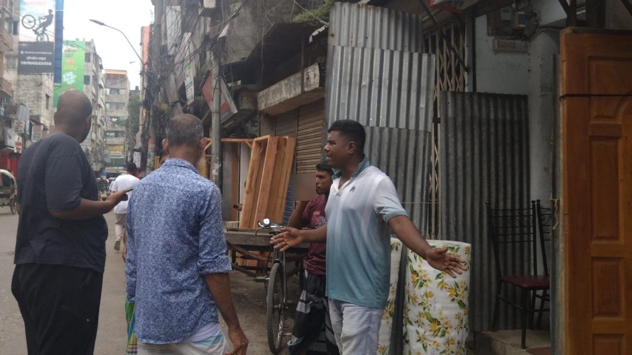 নয়াবাজারের ফ্রেঞ্চ রোডে ঢেউটিনের জমজমাট বাণিজ্য  ২