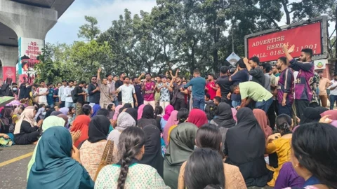 আগারগাঁওয়ে শিক্ষার্থীদের সড়ক অবরোধ