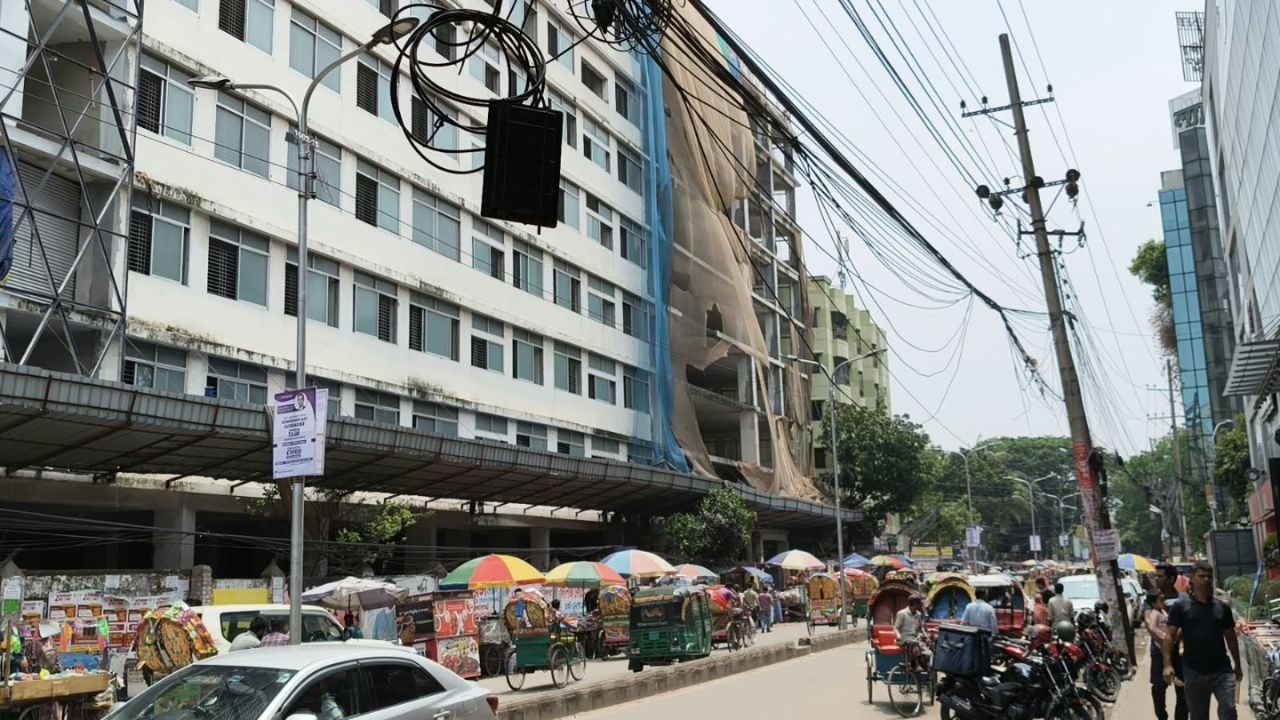 গ্রিন রোডের দুই পাশে হাসপাতাল, ক্লিনিক ও ডায়াগনস্টিক সেন্টার গড়ে তোলা হয়েছে। ছবি: সিজেডএন টোয়েন্টিফোর