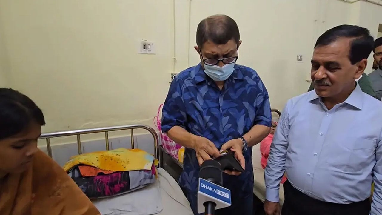 মজুত থাকা স্যালাইন না দেওয়ায় রোগীকে টাকা ফেরত দিলেন মন্ত্রী