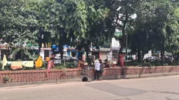 মতিঝিলে পুলিশের সামনেই চলছে মাদক ব্যবসা