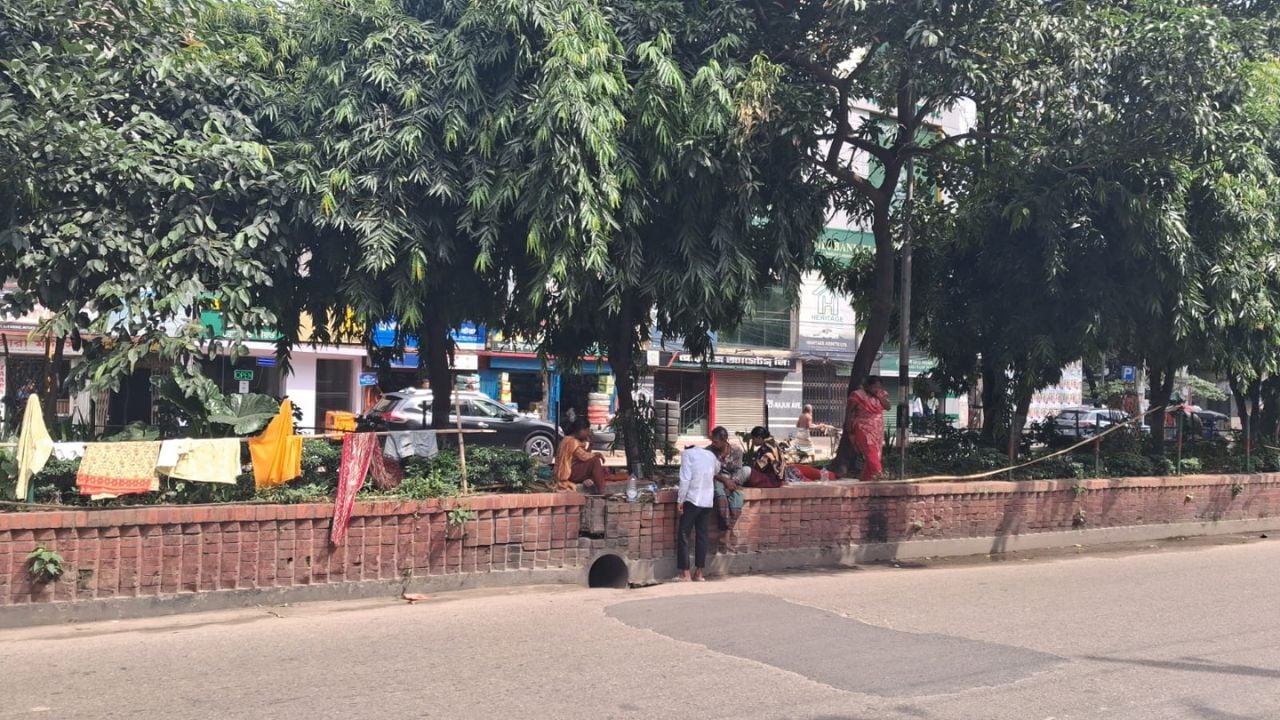 মতিঝিলে পুলিশের সামনেই চলছে মাদক ব্যবসা