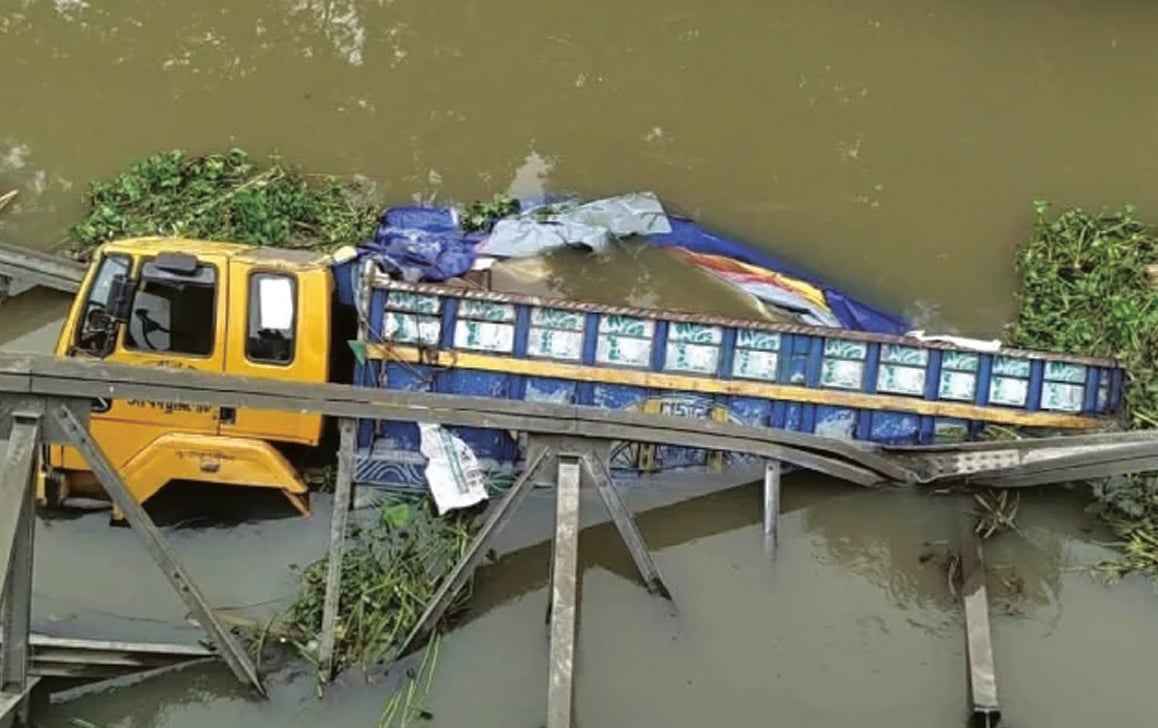 সেতু ধসে আলুবোঝাই ট্রাক খালে