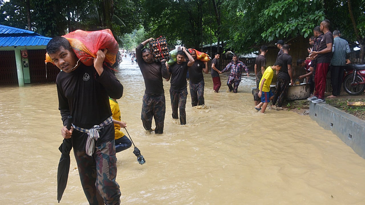 বান্দরবানে বন্যাদুর্গত মানুষের পাশে বিজিবি 1