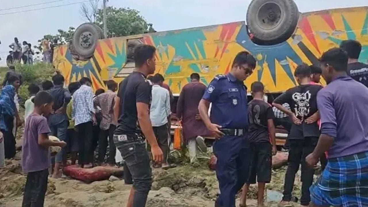 ব্রাহ্মণবাড়িয়ায় যাত্রীবাহী বাস খাদে পড়ে নিহত ৪