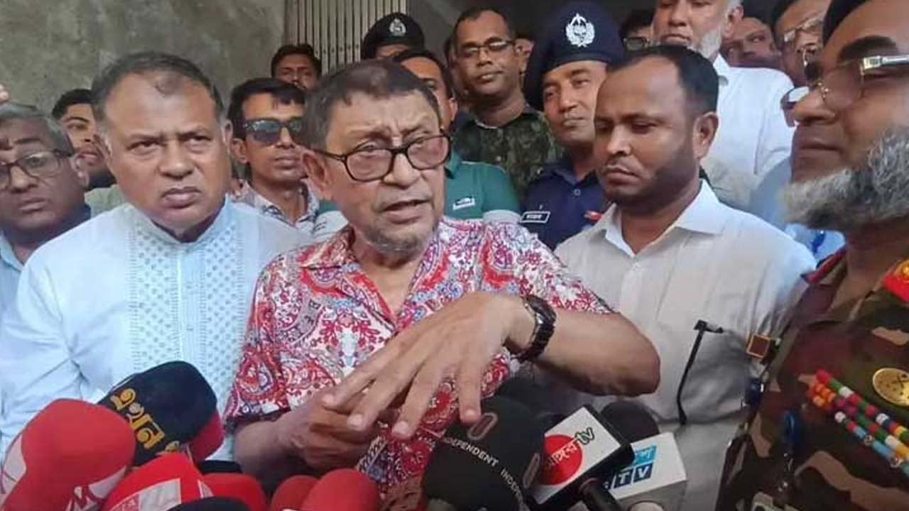 আকস্মিক পরিদর্শনে স্বাস্থ্যমন্ত্রী, ৪ চিকিৎসকের বেতন কাটার নির্দেশ