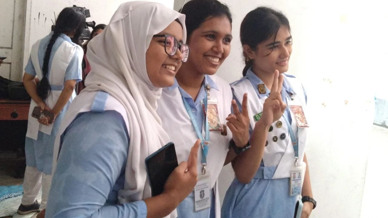 তবে এবার জিপিএ-৫ বেশি পেয়েছে ছাত্ররা। মোট জিপিএ-৫ পাওয়া ৪০ হাজার ৮৪ জন শিক্ষার্থীর মধ্যে ২০ হাজার ৩৬৩ জন ছাত্র এবং ১৯ হাজার ৭২১ জন ছাত্রী।