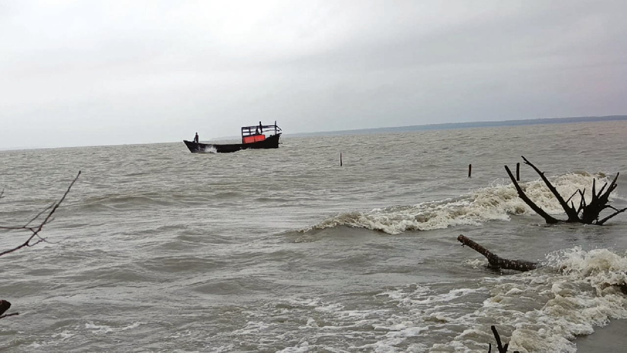 বঙ্গোপসাগরে ৩ ট্রলারডুবি, নিখোঁজ ১৩