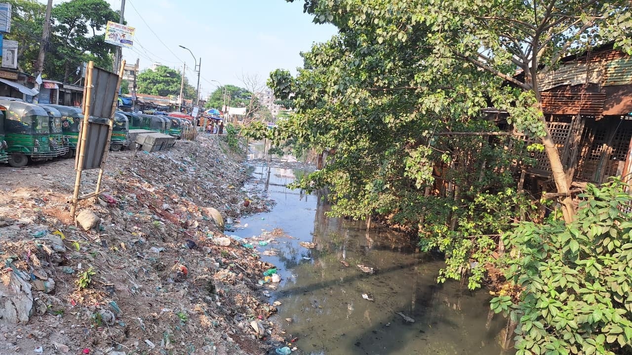 এক খালের দুই চিত্র: কোথাও প্রশস্ত, কোথাও সরু নালা