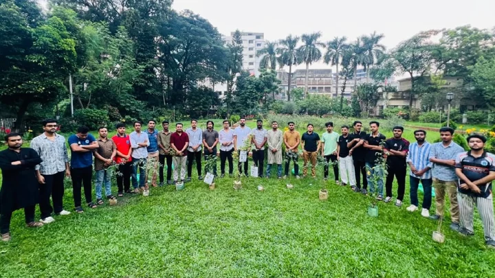 প্রতিষ্ঠাবার্ষিকী উপলক্ষে ঢাকা কলেজে ছাত্রদল নেতার বৃক্ষরোপণ