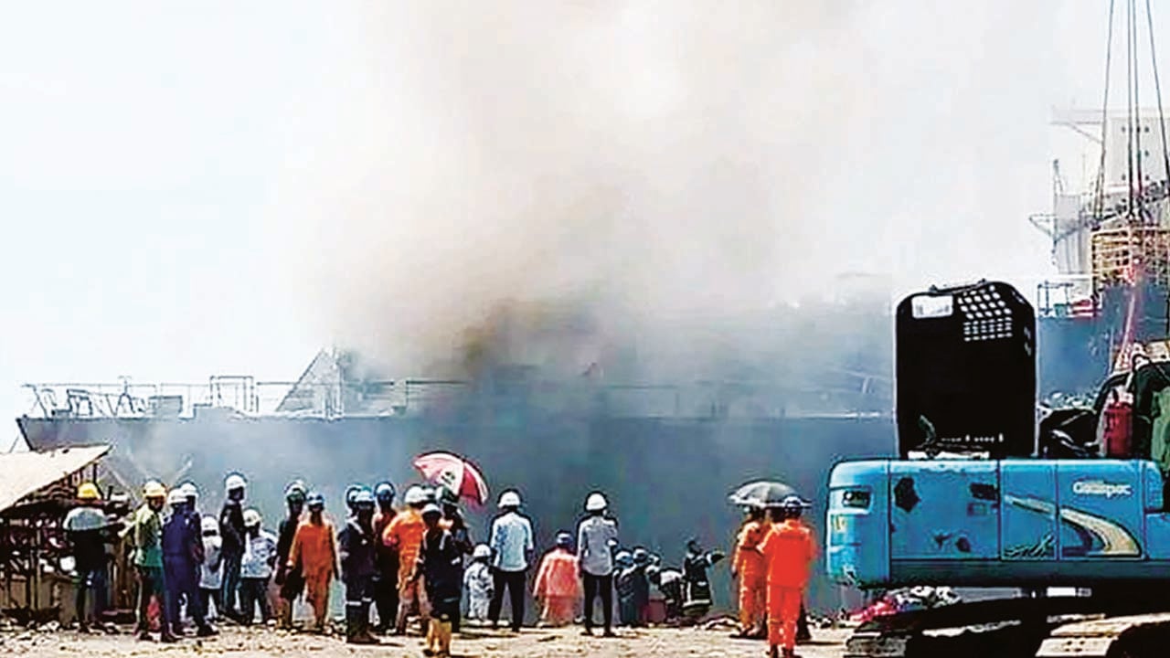 সীতাকুণ্ডে জাহাজভাঙা কারখানায় বিস্ফোরণ, নিহত ৫