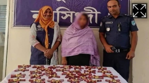 নরসিংদীতে যাত্রীবাহী বাসে মিললো ১৪০ রাউন্ড গুলি, নারী আটক