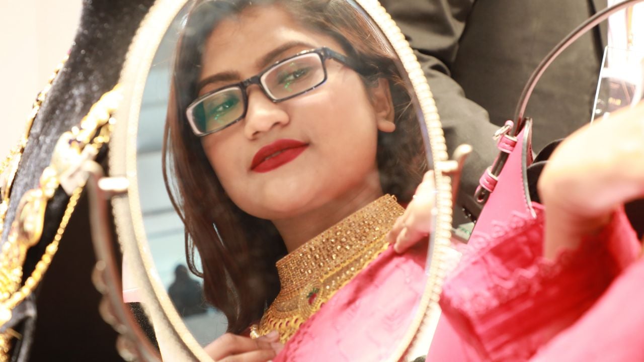 বাড়ানোর পর আজ যে দামে বিক্রি হচ্ছে স্বর্ণ