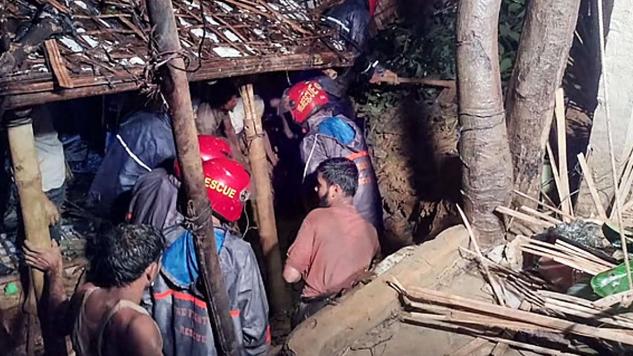 কক্সবাজারে পাহাড়ধসে নিহত বেড়ে ৯