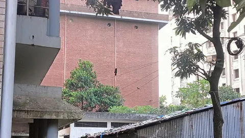 নবম তলা থেকে ঝাঁপ দিয়েও বেঁচে গেলেন ঢাবি শিক্ষার্থী