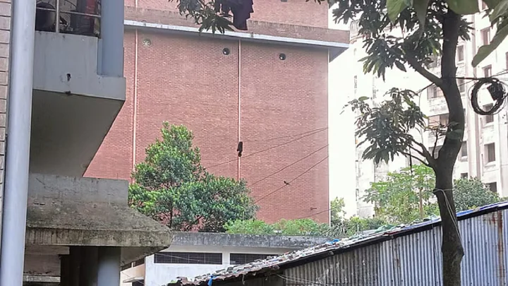 নবম তলা থেকে ঝাঁপ দিয়েও বেঁচে গেলেন ঢাবি শিক্ষার্থী