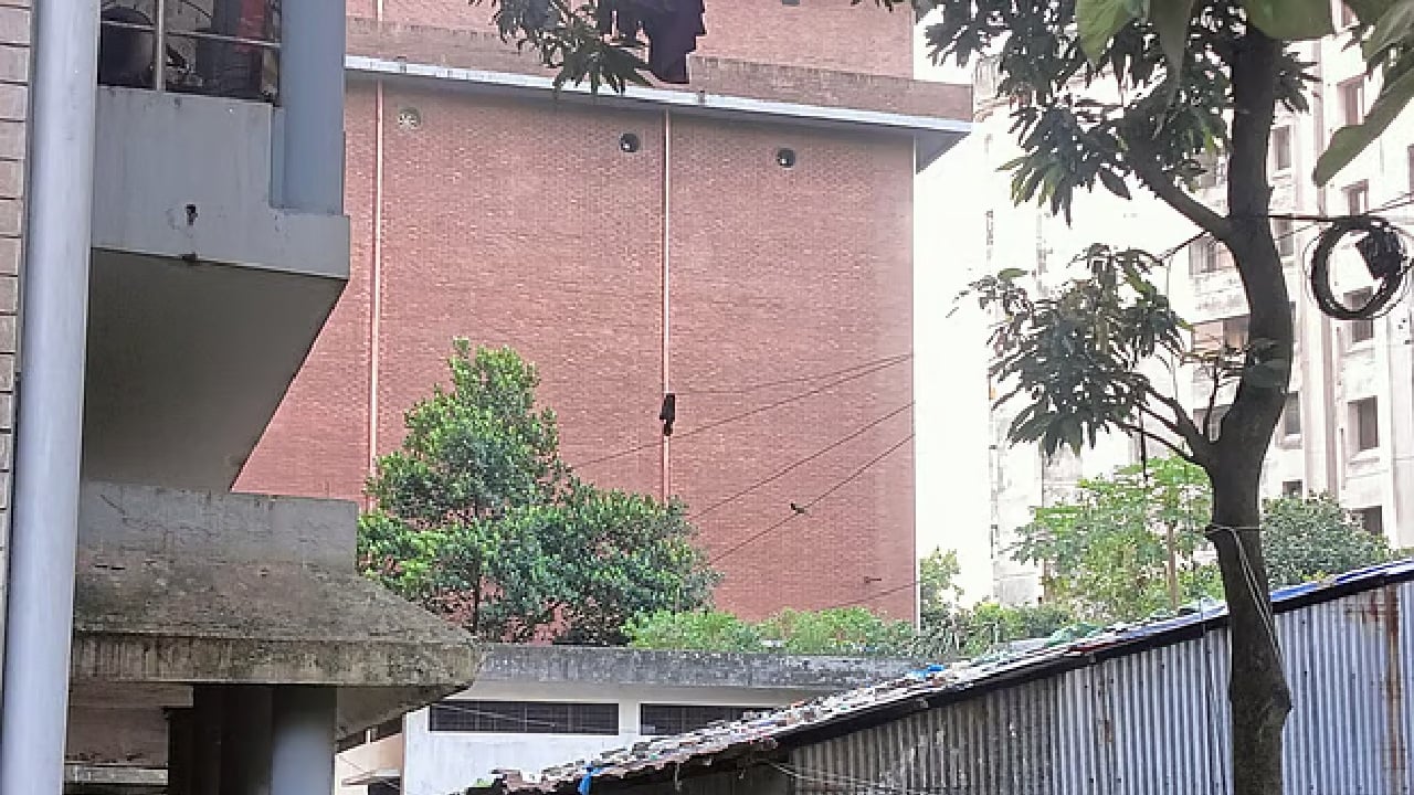 নবম তলা থেকে ঝাঁপ দিয়েও বেঁচে গেলেন ঢাবি শিক্ষার্থী