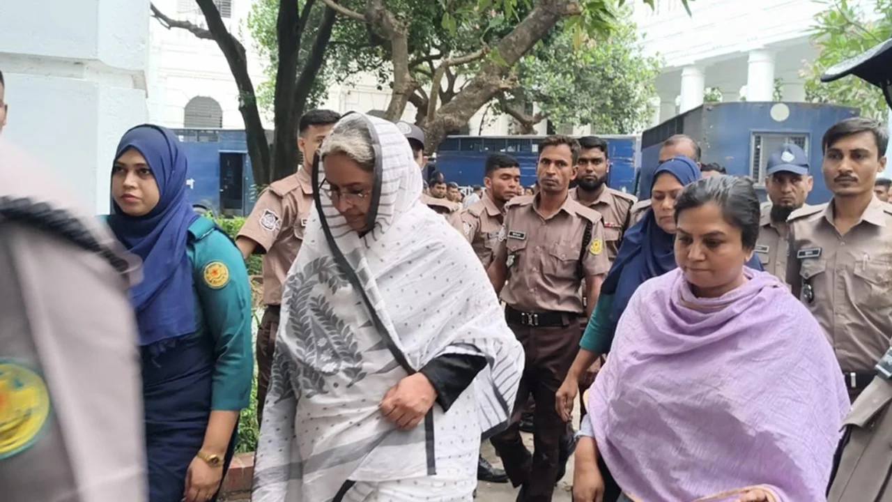 আদালত প্রাঙ্গণে দীপু মনি
