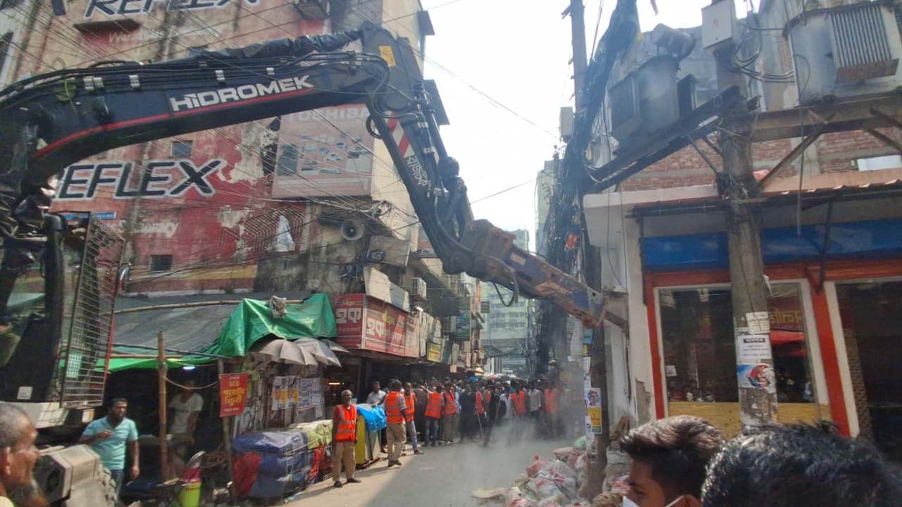 হ্যামার এক্সকেভটর দিয়ে ভবনের নকশাবহির্ভূত অংশ ভাঙা শুরু হয়