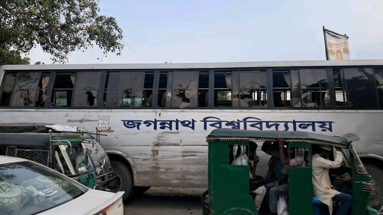 সাভারে জগন্নাথ বিশ্ববিদ্যালয়ের বাসে হামলা, আহত ১০ শিক্ষার্থী