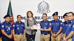 জার্মান পর্যটকের উদ্ধারকৃত ল্যাপটপ হস্তান্তর করেছে পুলিশ