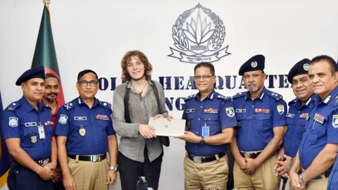 জার্মান পর্যটকের উদ্ধারকৃত ল্যাপটপ হস্তান্তর করেছে পুলিশ