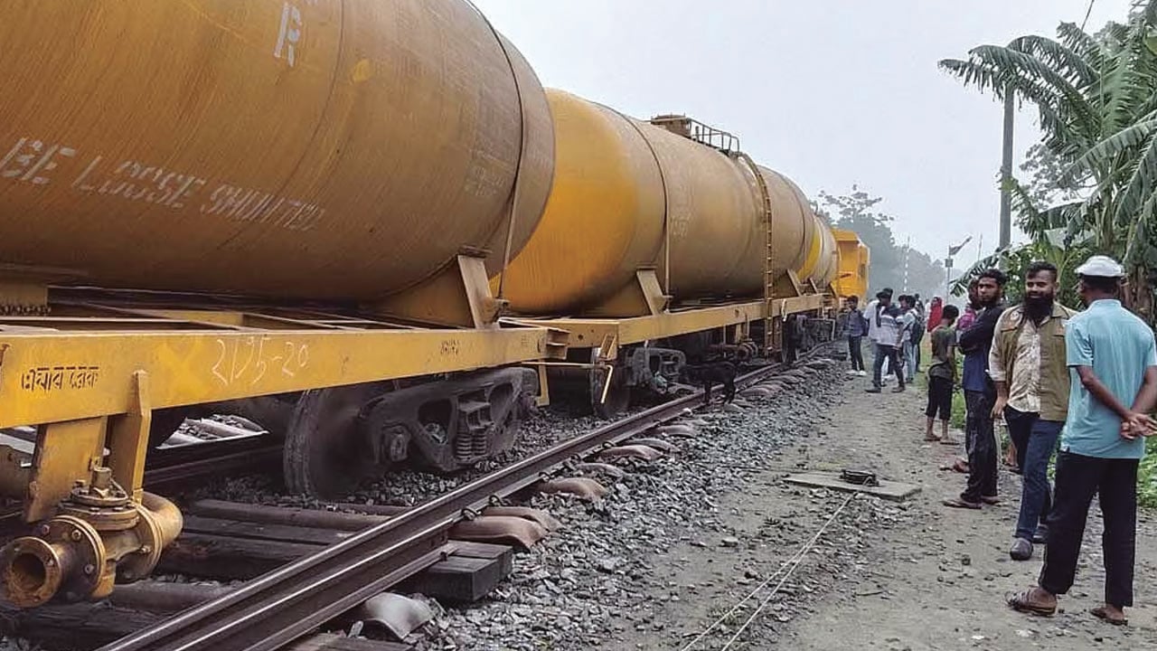 ঝিনাইদহে তেলবাহী ট্রেন লাইনচ্যুত